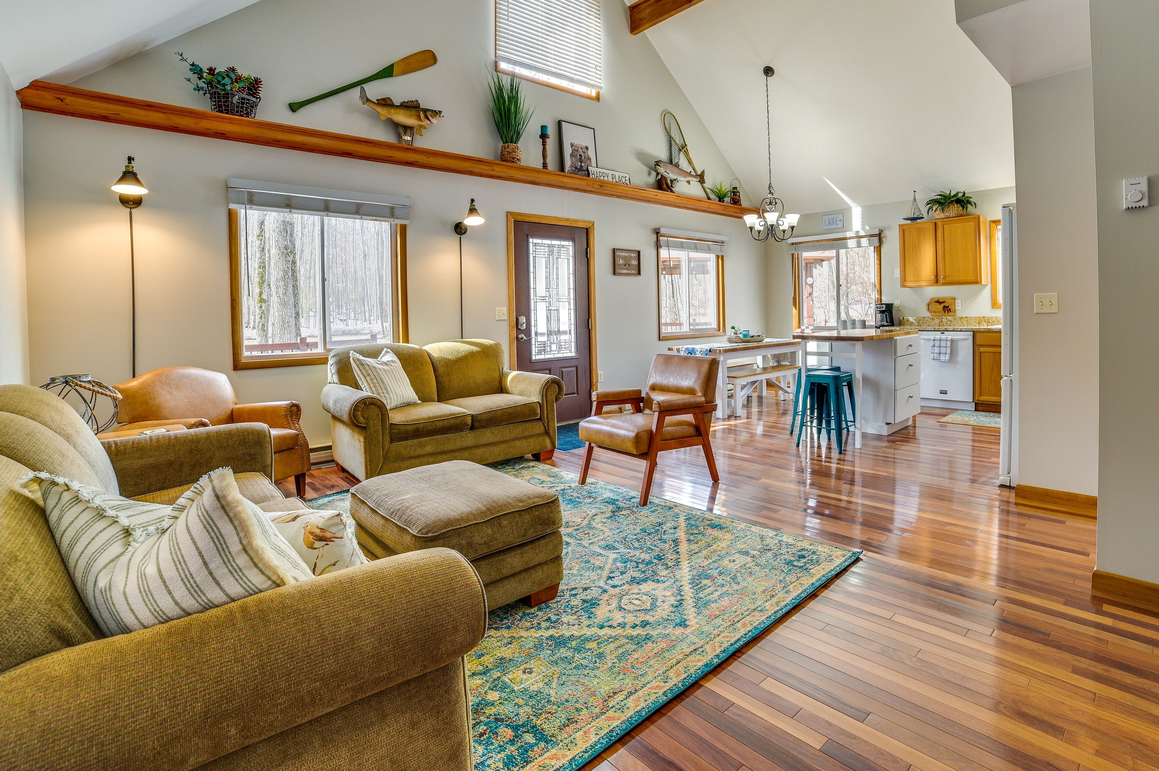 Roscommon Vacation Rental: Walk to Higgins Lake