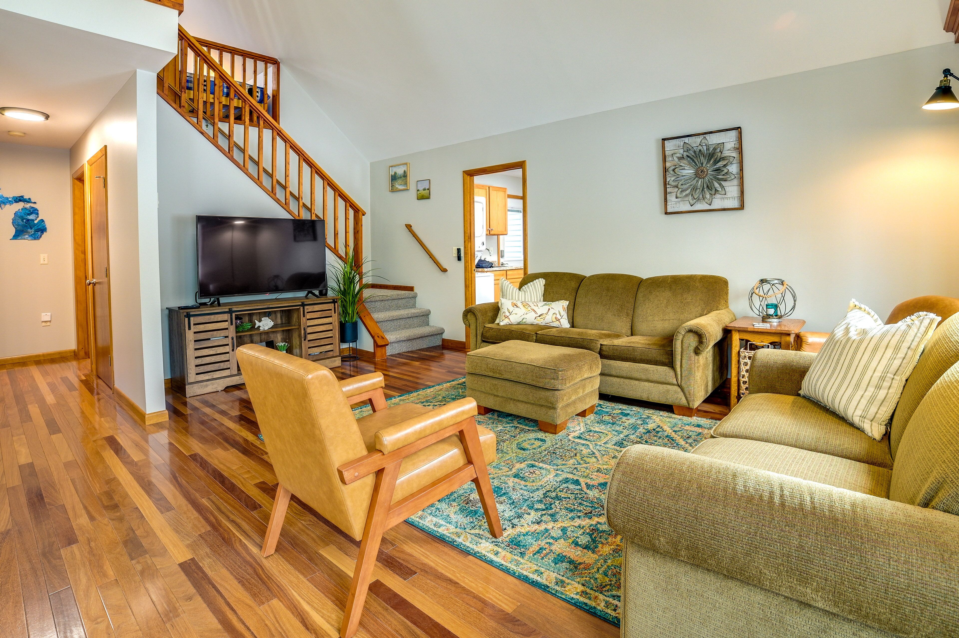 Roscommon Vacation Rental: Walk to Higgins Lake