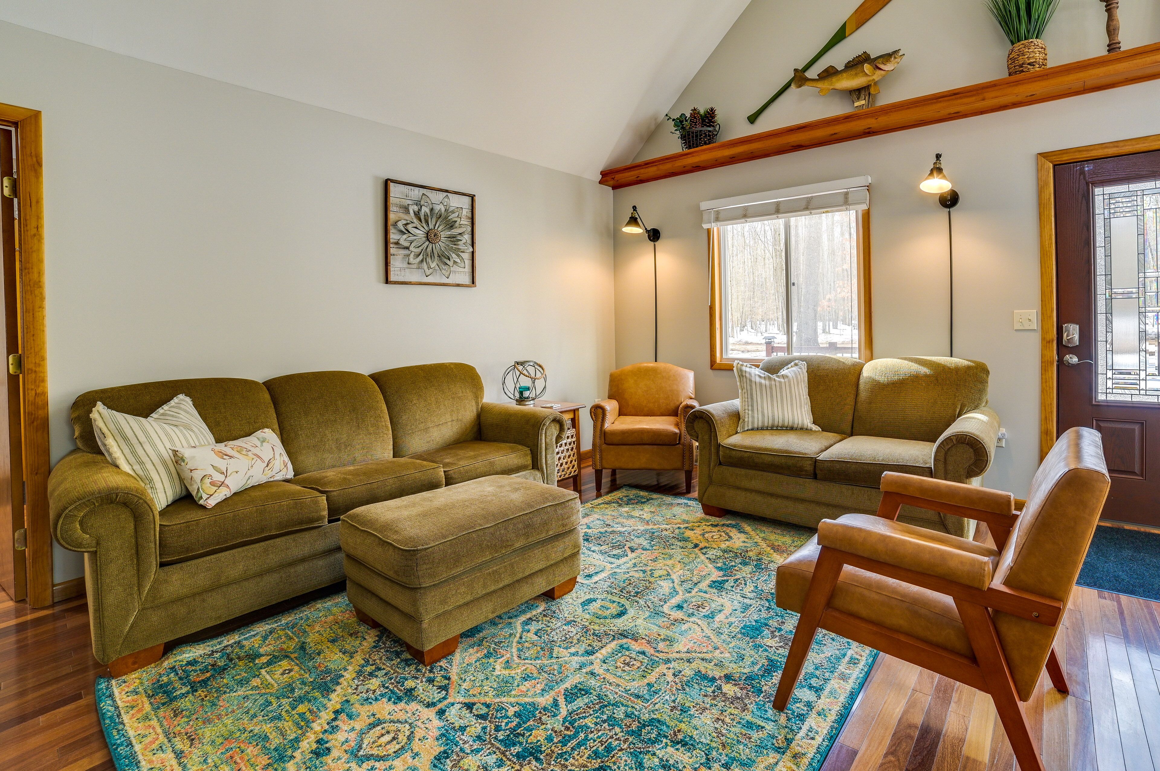 Roscommon Vacation Rental: Walk to Higgins Lake