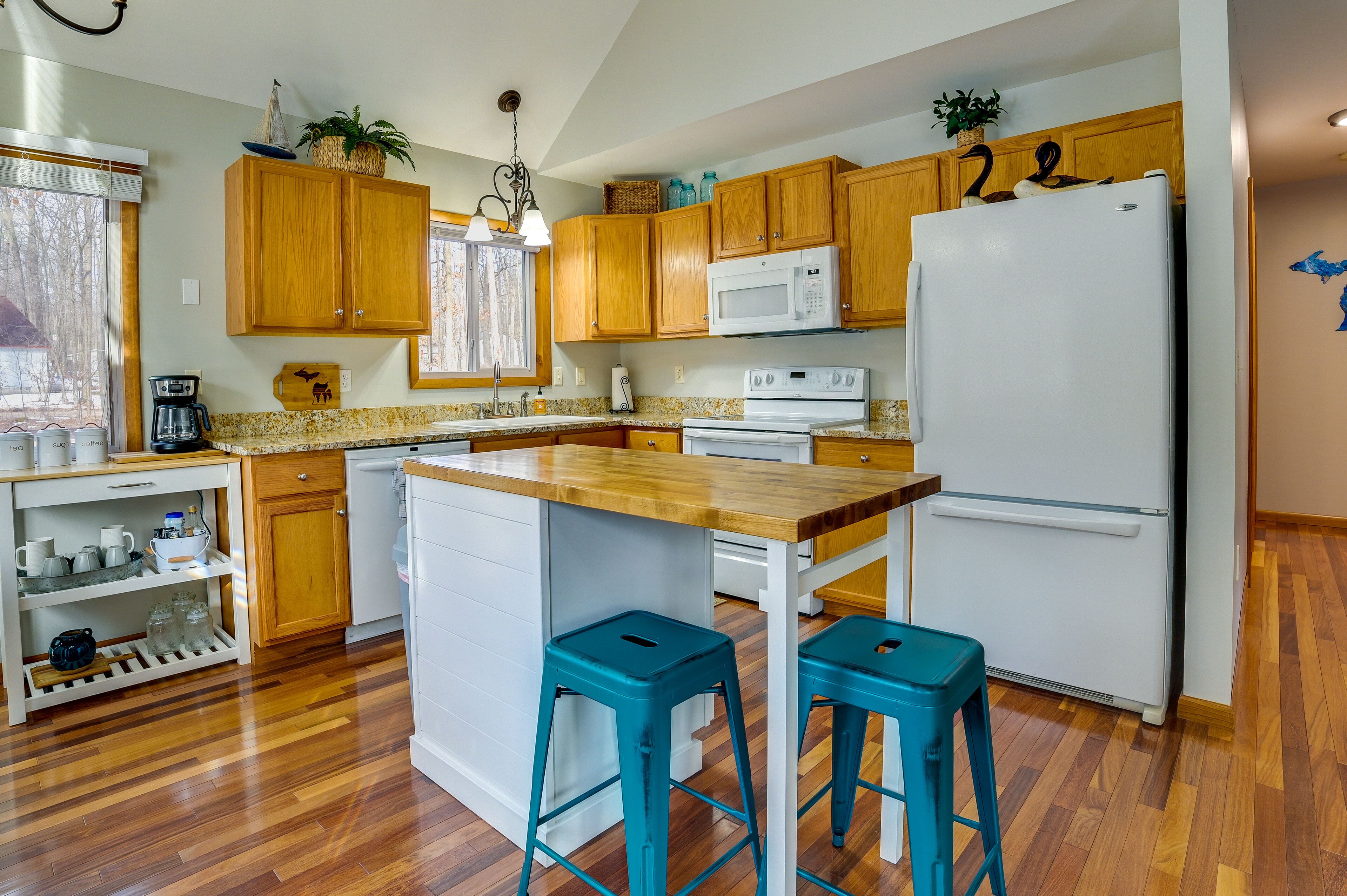 Roscommon Vacation Rental: Walk to Higgins Lake