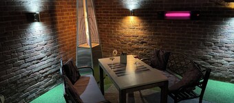Georgian 4 bed historic house,100m City Centre w/ garden & free private parking