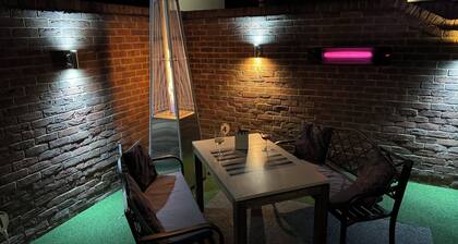 Georgian 4 bed historic house,100m City Centre w/ garden & free private parking