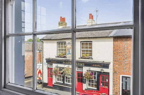 Georgian 4 bed historic house,100m City Centre w/ garden & free private parking