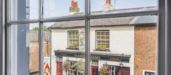 Georgian 4 bed historic house,100m City Centre w/ garden & free private parking