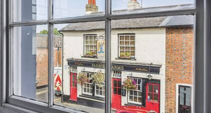 Georgian 4 bed historic house,100m City Centre w/ garden & free private parking