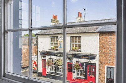 Georgian 4 bed historic house,100m City Centre w/ garden & free private parking