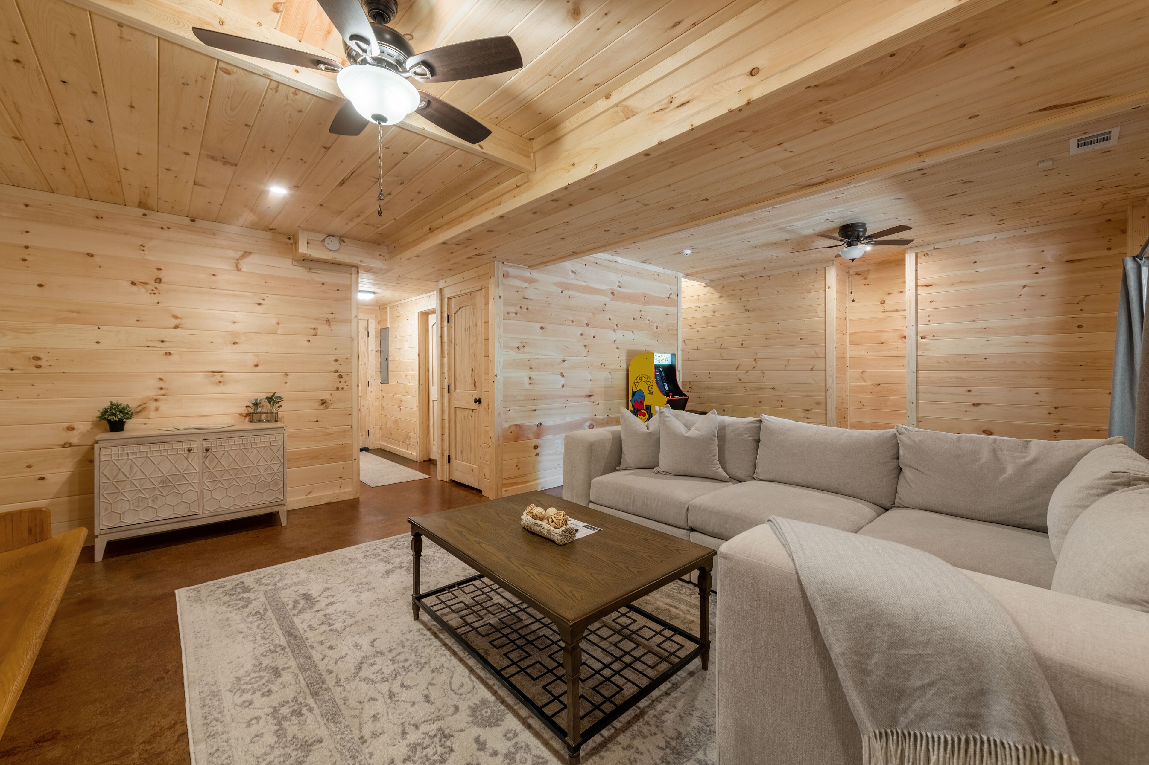 Luxury cabin 15-20 minutes to Downtown Ellijay or Blue Ridge. Hot tub, Fire Pit