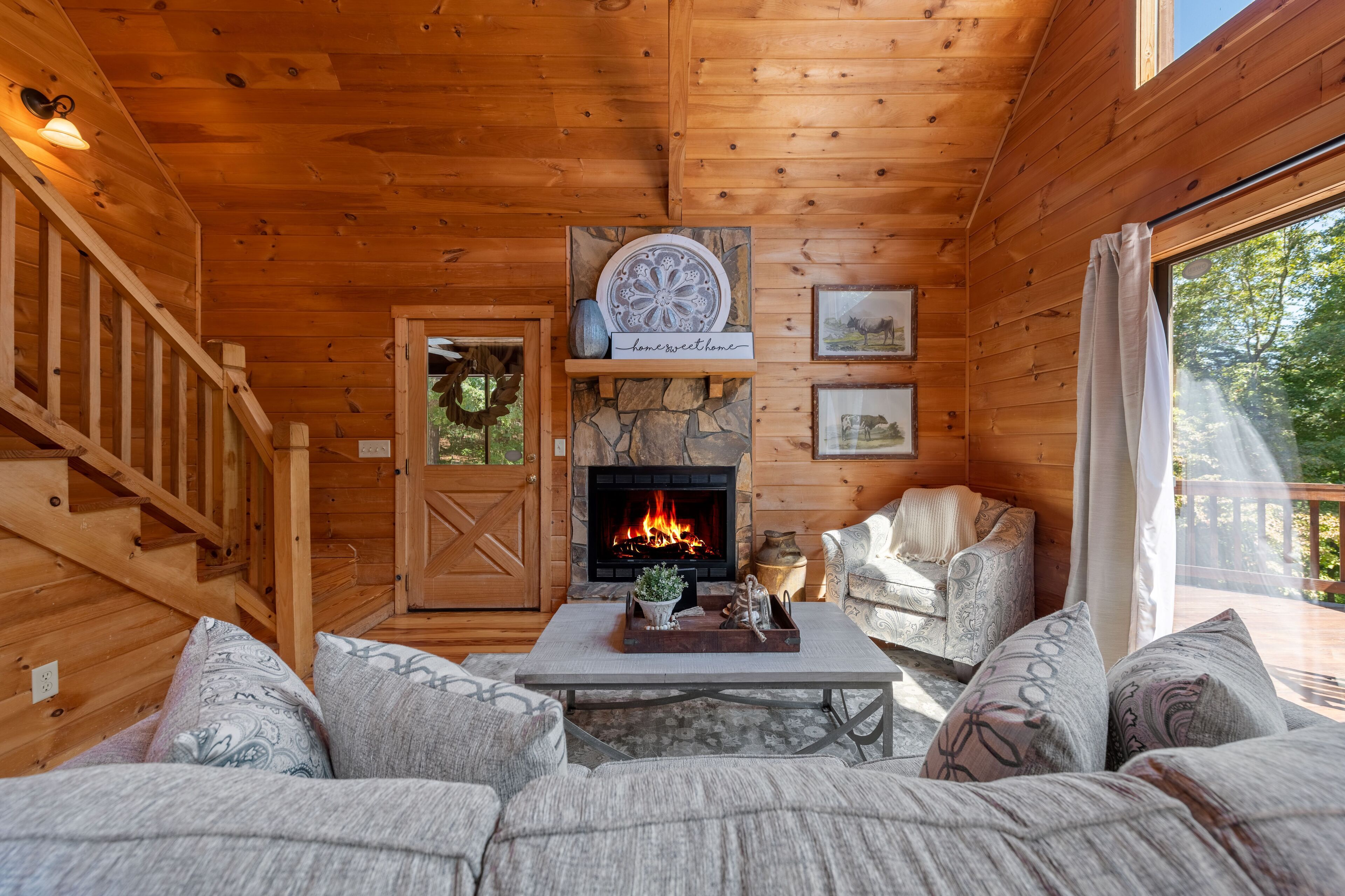 Luxury cabin 15-20 minutes to Downtown Ellijay or Blue Ridge. Hot tub, Fire Pit