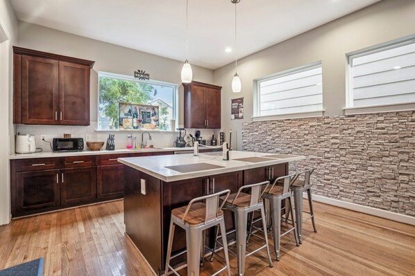 Luxury Townhome, 3 Bedrooms, Balcony | Private kitchen - The Vibe 3bd X 4b I Downtown l Med Center I NRG Stad l Free Parking (Houston)