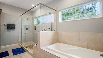 Luxury Townhome, 3 Bedrooms, Balcony