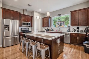 Luxury Townhome, 3 Bedrooms, Balcony | Private kitchen - The Vibe 3bd X 4b I Downtown l Med Center I NRG Stad l Free Parking (Houston)