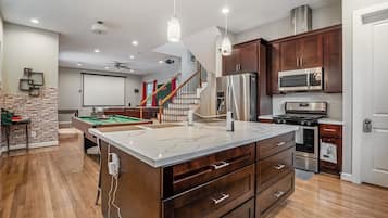 Luxury Townhome, 3 Bedrooms, Balcony | Private kitchen