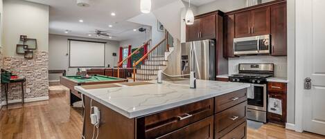 Nhà liên kế Cao cấp, 3 phòng ngủ, ban công | Bếp riêng