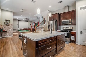 Luxury Townhome, 3 Bedrooms, Balcony | Private kitchen - The Vibe 3bd X 4b I Downtown l Med Center I NRG Stad l Free Parking (Houston)