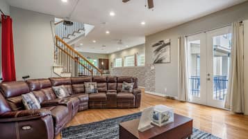 Luxury Townhome, 3 Bedrooms, Balcony | Private kitchen