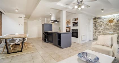 Rustic & Chic 2 Bedroom condo 5 min to downtown