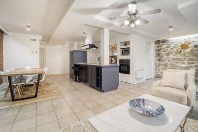 Rustic & Chic 2 Bedroom condo 5min to downtown