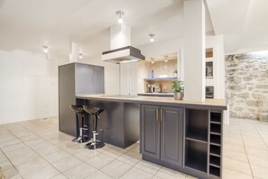 Fridge, microwave, oven, stovetop - Rustic & Chic 2 Bedroom condo 5min to downtown (Westmount)