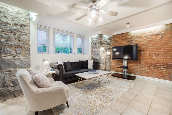 Smart TV - Rustic & Chic 2 Bedroom condo 5min to downtown (Westmount)