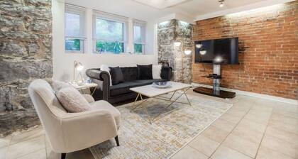 Rustic & Chic 2 Bedroom condo 5min to downtown