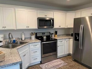 Réfrigérateur, four à micro-ondes, un four, surface de cuisson