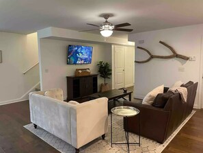 Smart TV, fireplace - Cheerful Three-Bedroom Residential Home (Richmond)