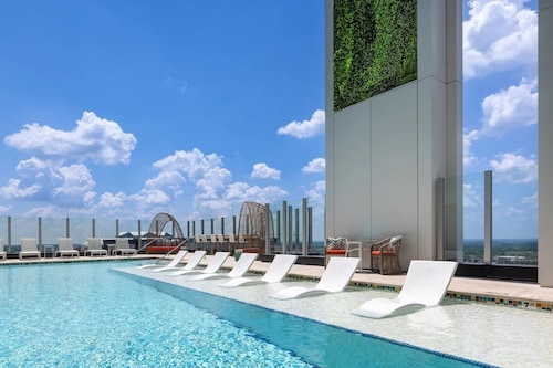 2BD/Atlanta - Downtown w/Rooftop Pool and Pool Bar!