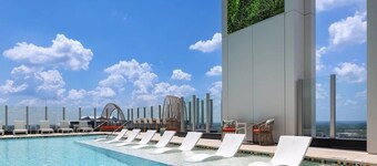 2BD/Atlanta - Downtown w/Rooftop Pool and Pool Bar!