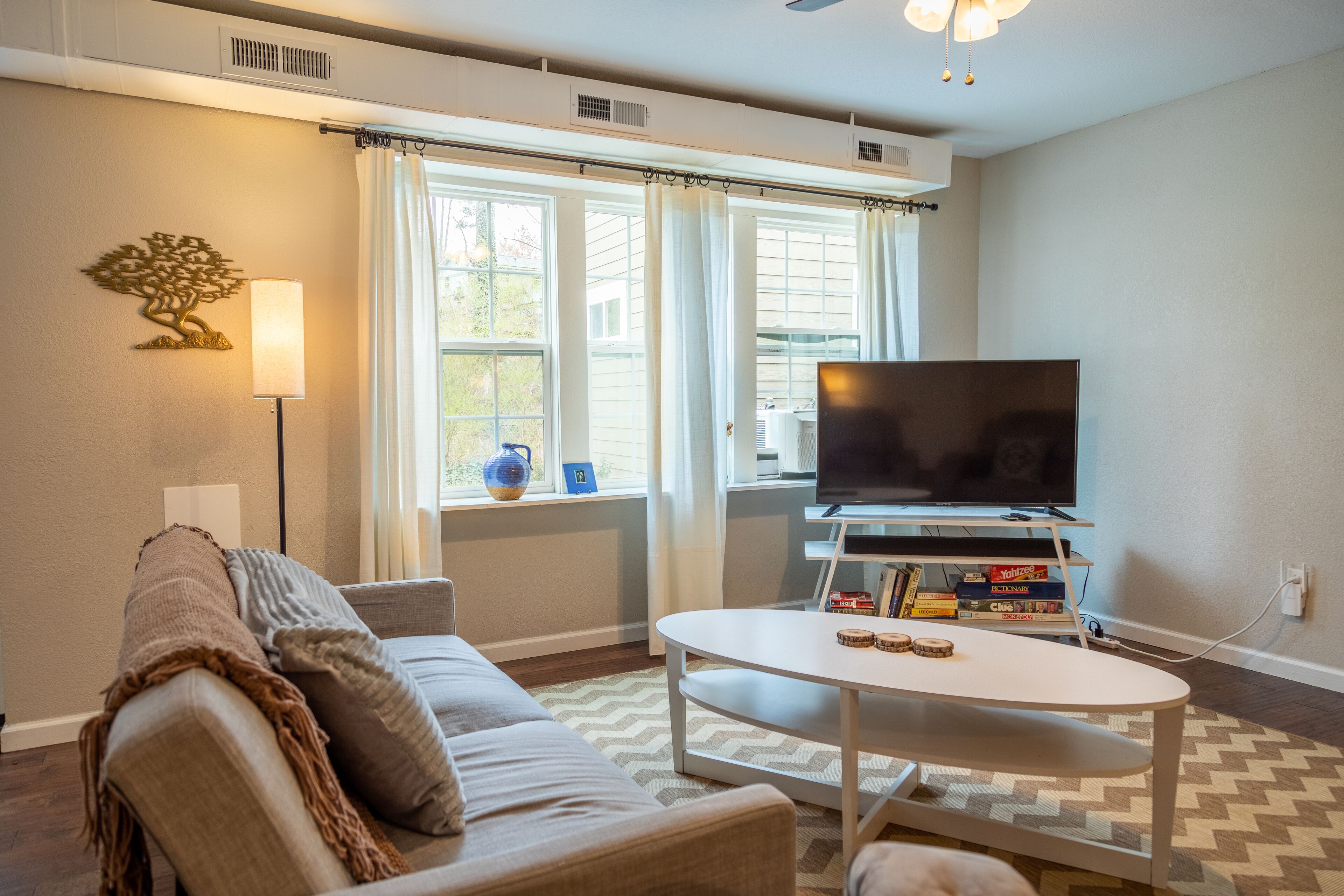 Mins to Asheville. Studio w/Fire pit. Pet Friendly, Washer and Dryer