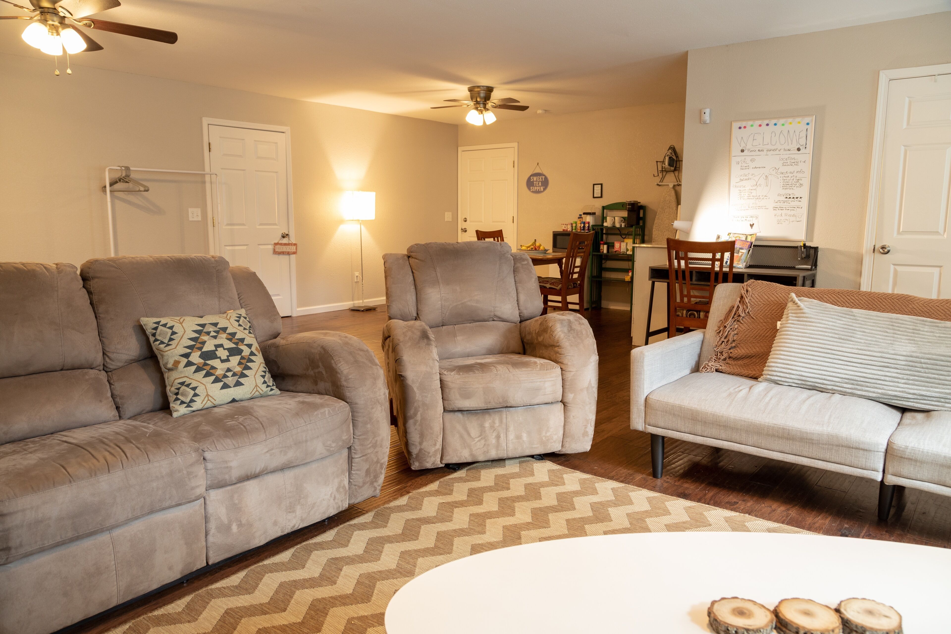 Mins to Asheville. Studio w/Fire pit. Pet Friendly, Washer and Dryer