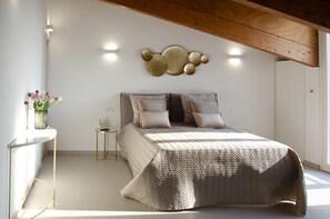 Minibar, escritorio, sistema de insonorización y wifi gratis