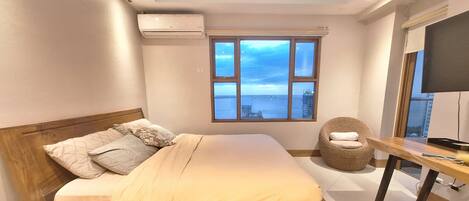 2 bedrooms, in-room safe, desk, iron/ironing board