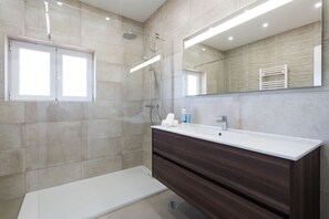 Dusche, Haartrockner, Handtücher