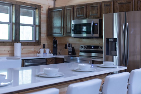 Kjøleskap, mikrobølgeovn, ovn og kokeplater