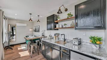Geladeira, micro-ondas, cooktop, cafeteira/chaleira