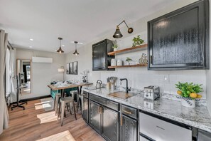 Kylskåp, mikrovågsugn, spishäll och kaffe- och tebryggare