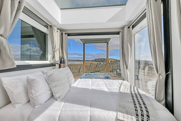 1 bedroom, iron/ironing board, WiFi, bed sheets - ‘Scenic Escapes’ Romantic Pine Grove Getaway! (Pine Grove)