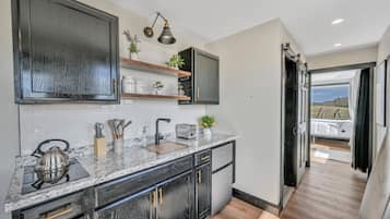 Frigorífic, microones, placa de cuina i cafetera i tetera