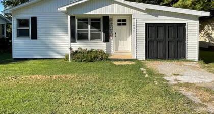 Cheerful 2 bedroom home near Ozarks Healthcare