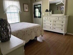 3 habitaciones, tabla de planchar con plancha y ropa de cama