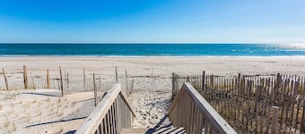 Waterfront Soundside Cottage With Private Dock - Steps To The Beach! Sleeps 4.