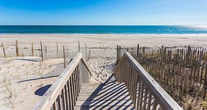 Waterfront Soundside Cottage With Private Dock - Steps To The Beach! Sleeps 4.
