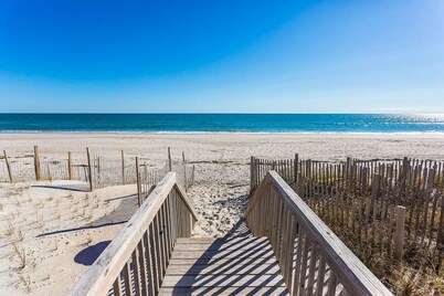 Waterfront Soundside Cottage With Private Dock - Steps To The Beach! Sleeps 4.