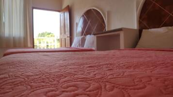 Habitación Deluxe, 2 camas matrimoniales | Wifi gratis y ropa de cama