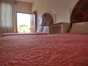 デラックス ルーム ダブルベッド 2 台 | WiFi (無料)、ベッドシーツ