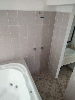 Chambre Deluxe, 2 lits doubles | Salle de bain | Serviettes fournies, savon, shampoing, papier toilette