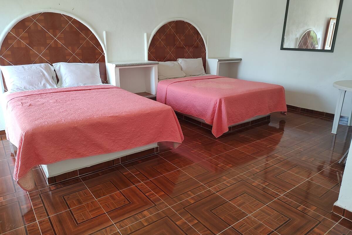 Habitación Deluxe, 2 camas matrimoniales | Wifi gratis y ropa de cama