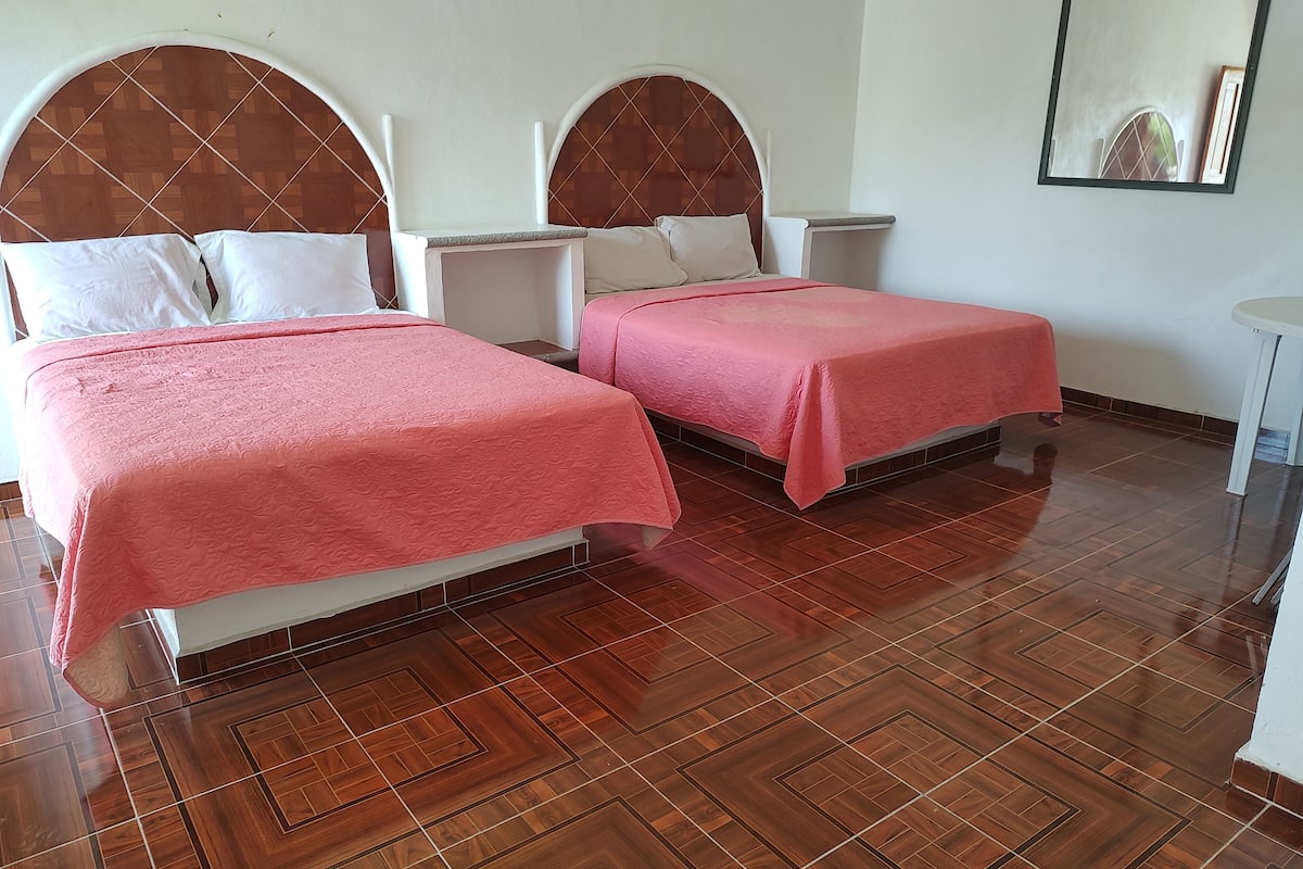 Habitación Deluxe, 2 camas matrimoniales | Wifi gratis y ropa de cama