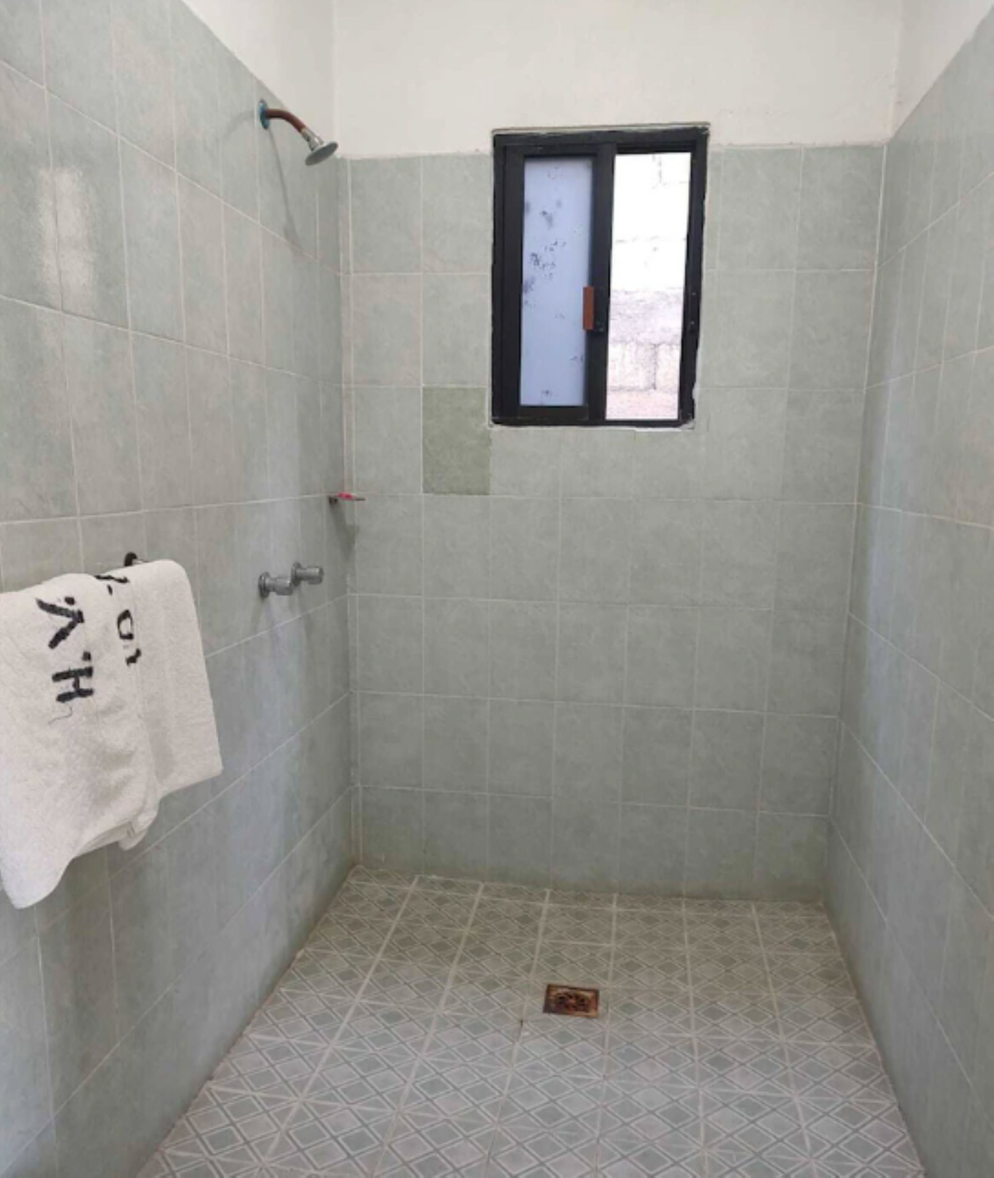 Toallas, jabón, shampoo, papel de baño 