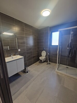 Sèche-cheveux, serviettes fournies, papier toilette